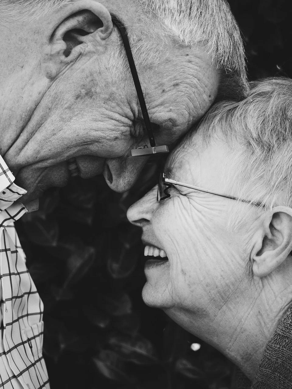 Mutuelle Sante Senior : love, romance, together, monochrome, people, old, man, woman, couple, laugh, happy, grandparents, grandfather, grandmother, grandpa, grandma, love, love, love, love, love, romance, romance, romance, people