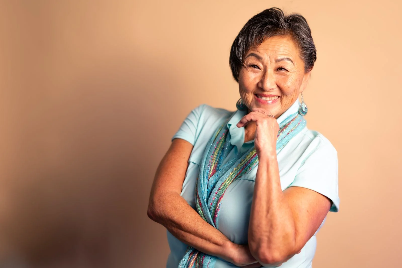 Mutuelle Sante Senior : Portrait of a joyful senior woman in Sanford, Florida, showcasing elegance and confidence.
