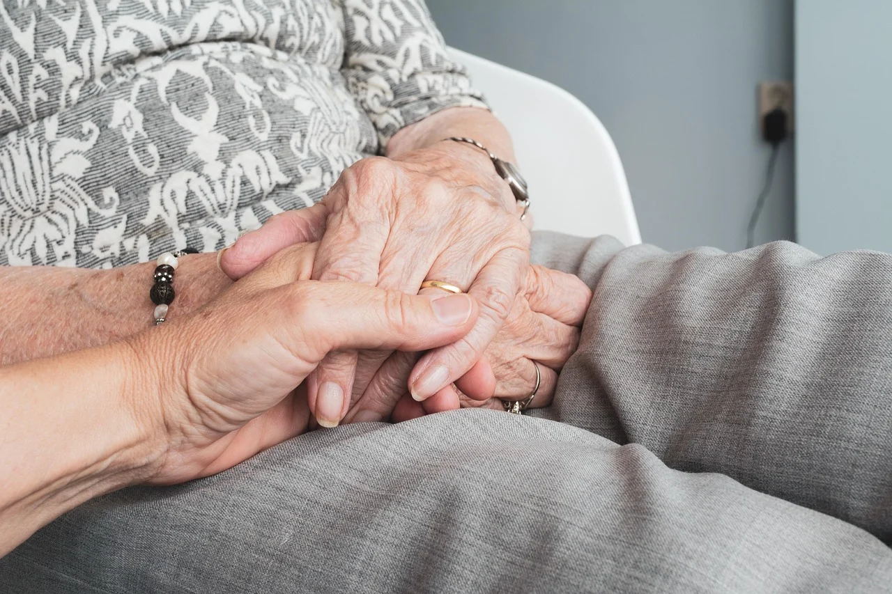 Mutuelle Sante Senior : hands, old, old age, happy mothers day, senior citizens, vulnerable, concern, old person, elderly, retirement, self-reliance, loneliness, woman, grandmother, seniors, lived, help out, support, together, friendship, mom, mum