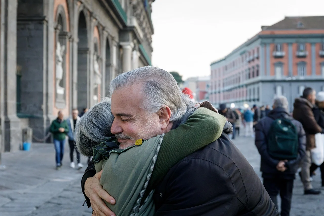 Mutuelle Sante Senior : merry christmas, embrace, hug, old people, solidarity, peace, friendship, love, equality, people, supportive, street, city square, gesture, friendship day