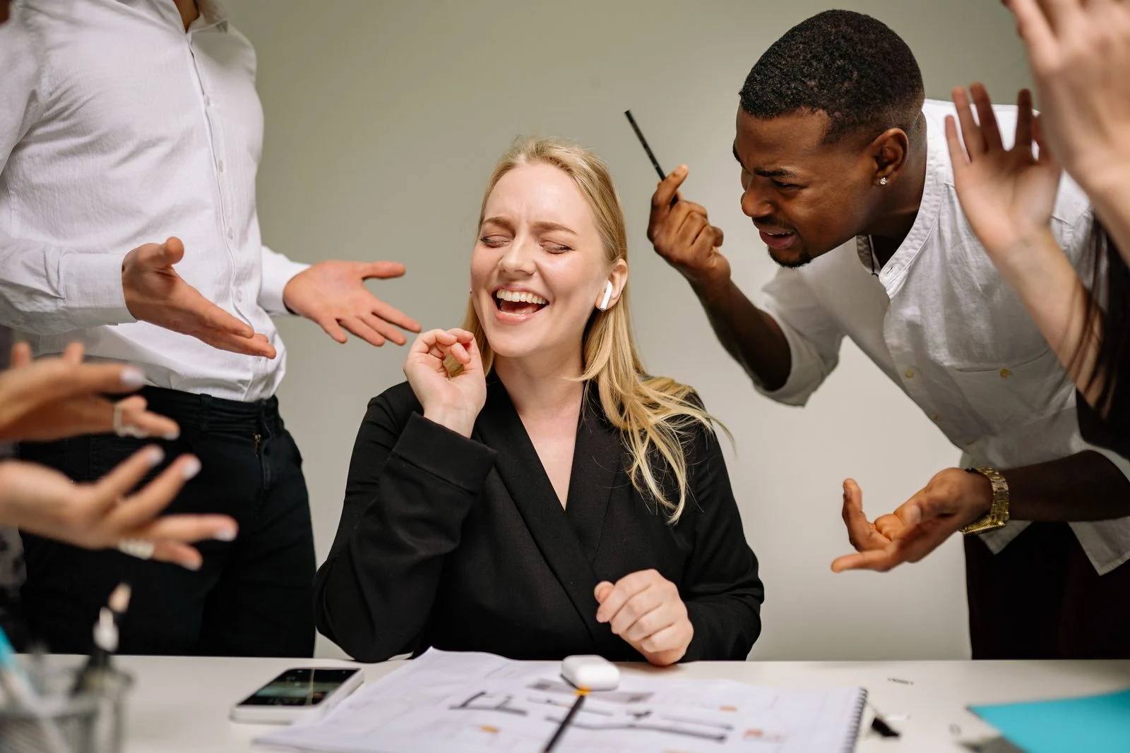 Mutuelle Entreprise Collective : Conceptual image of office conflict with a woman facing workplace pressure surrounded by colleagues.