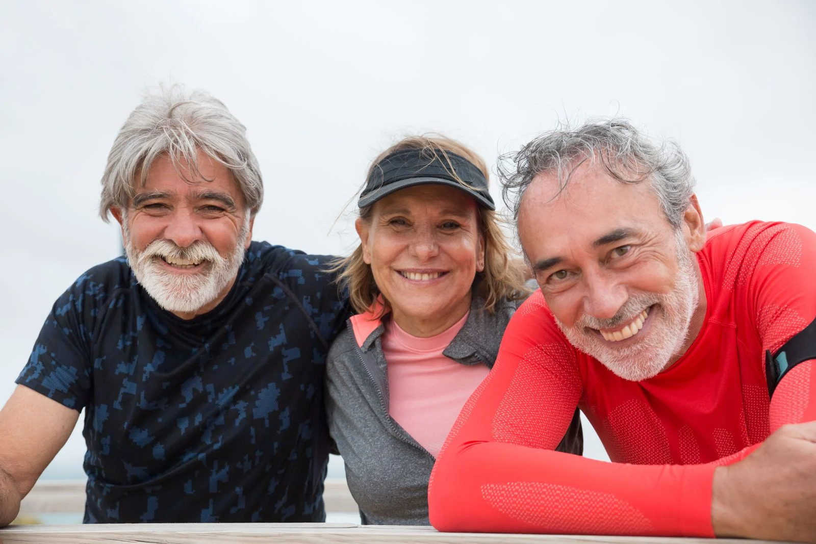 Mutuelle Sante Senior : Senior friends in Portugal smiling and enjoying an outdoor fitness activity.