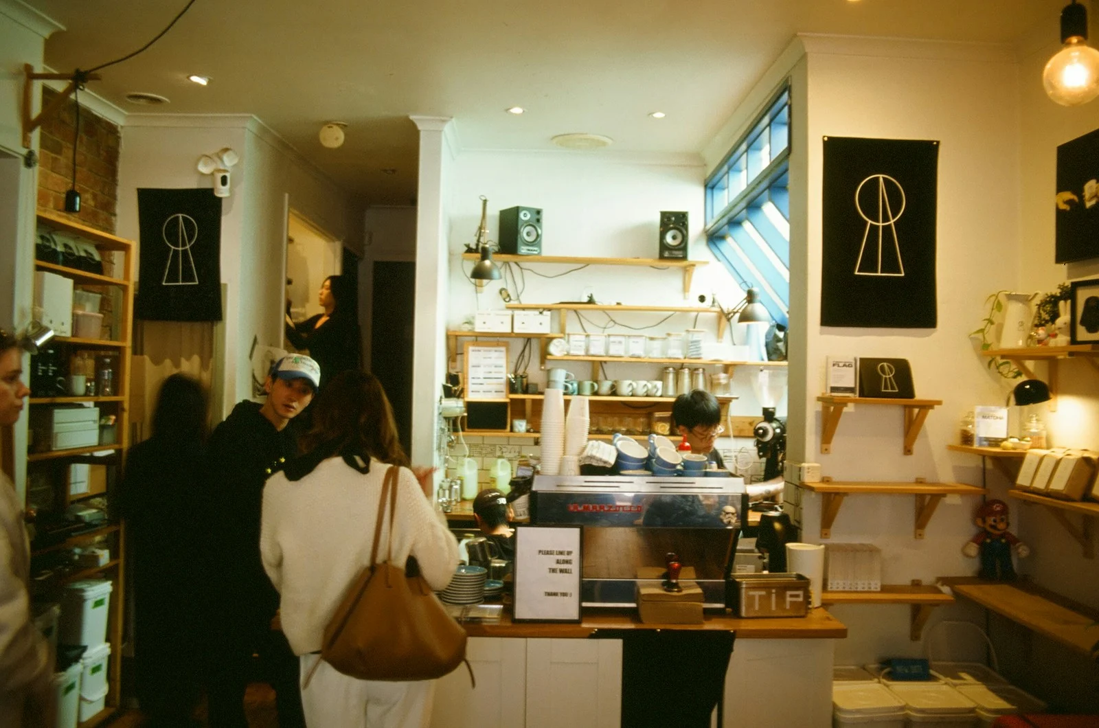 TNS : People ordering at a coffee shop counter