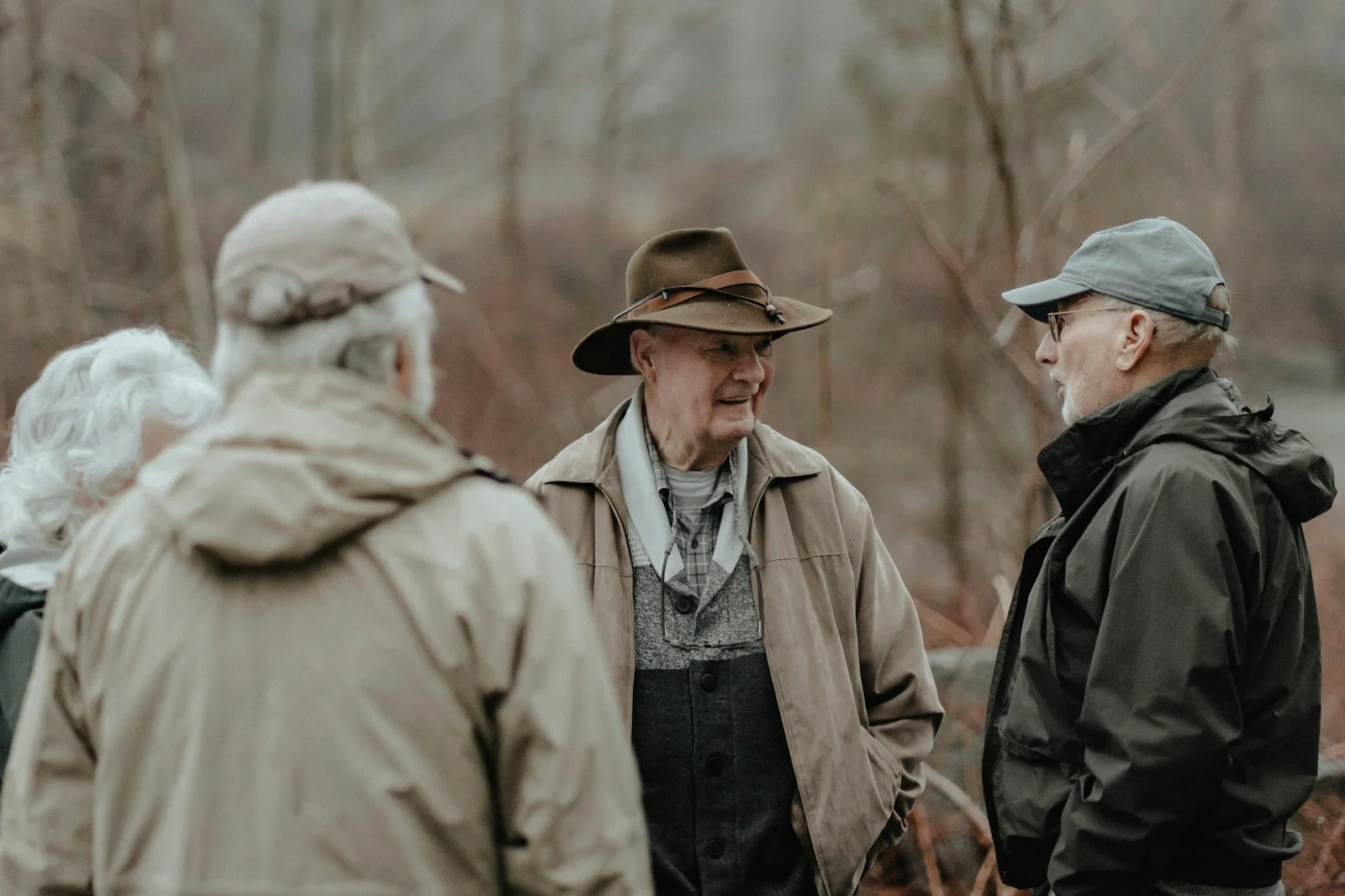 Mutuelle Sante Senior : a group of people standing next to each other