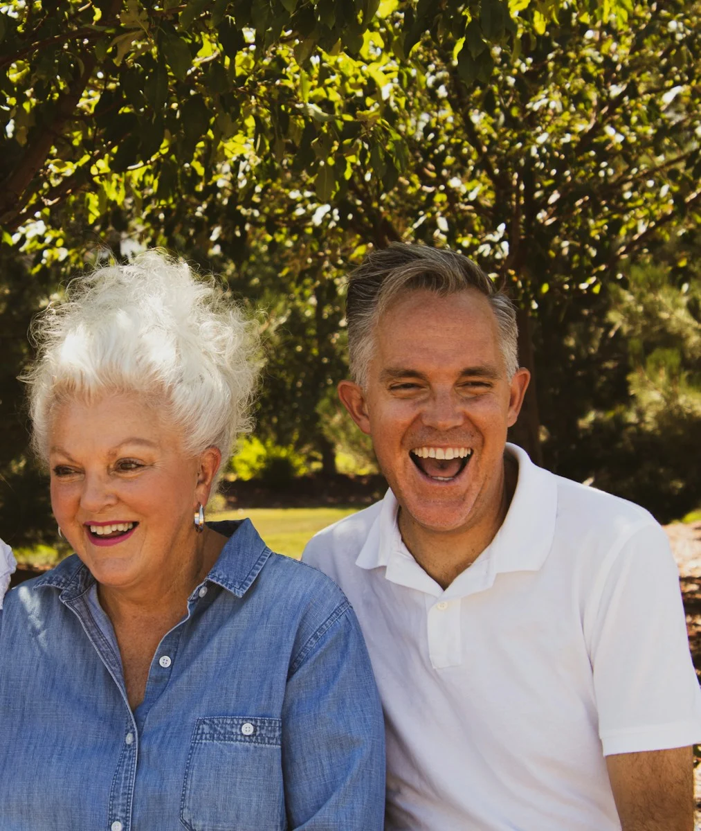 comparateur mutuelle senior : man wearing white polo shirt