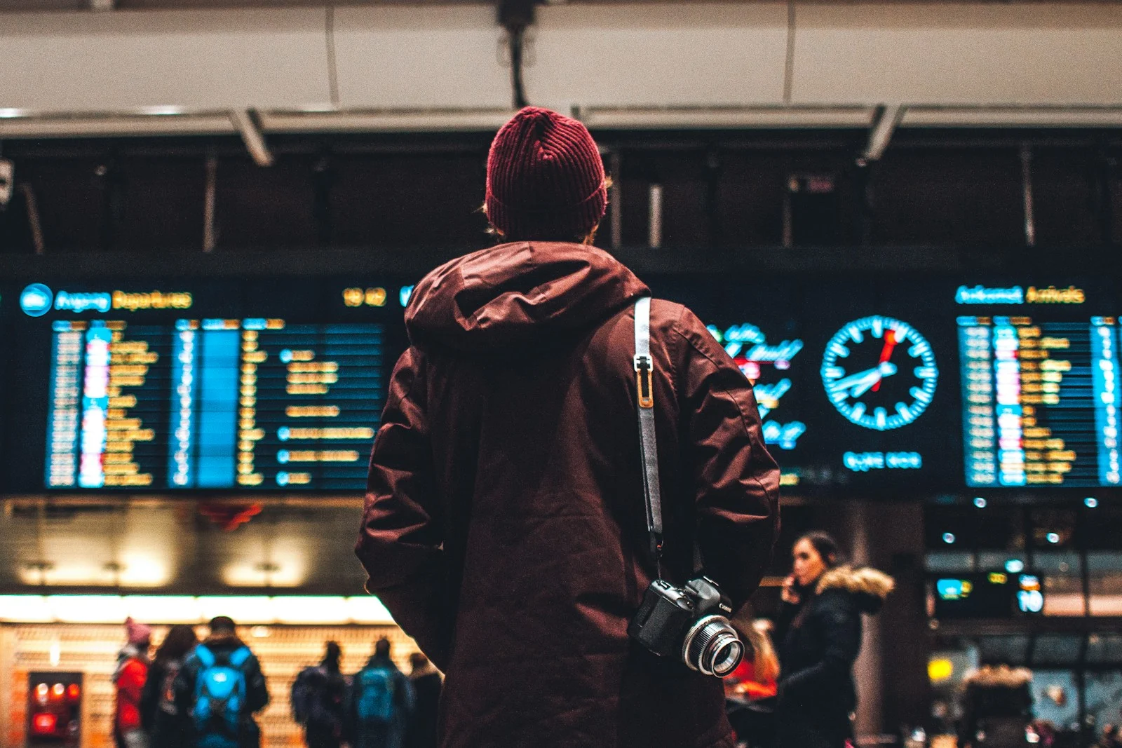 Expatrie : person looking up to the flight schedules