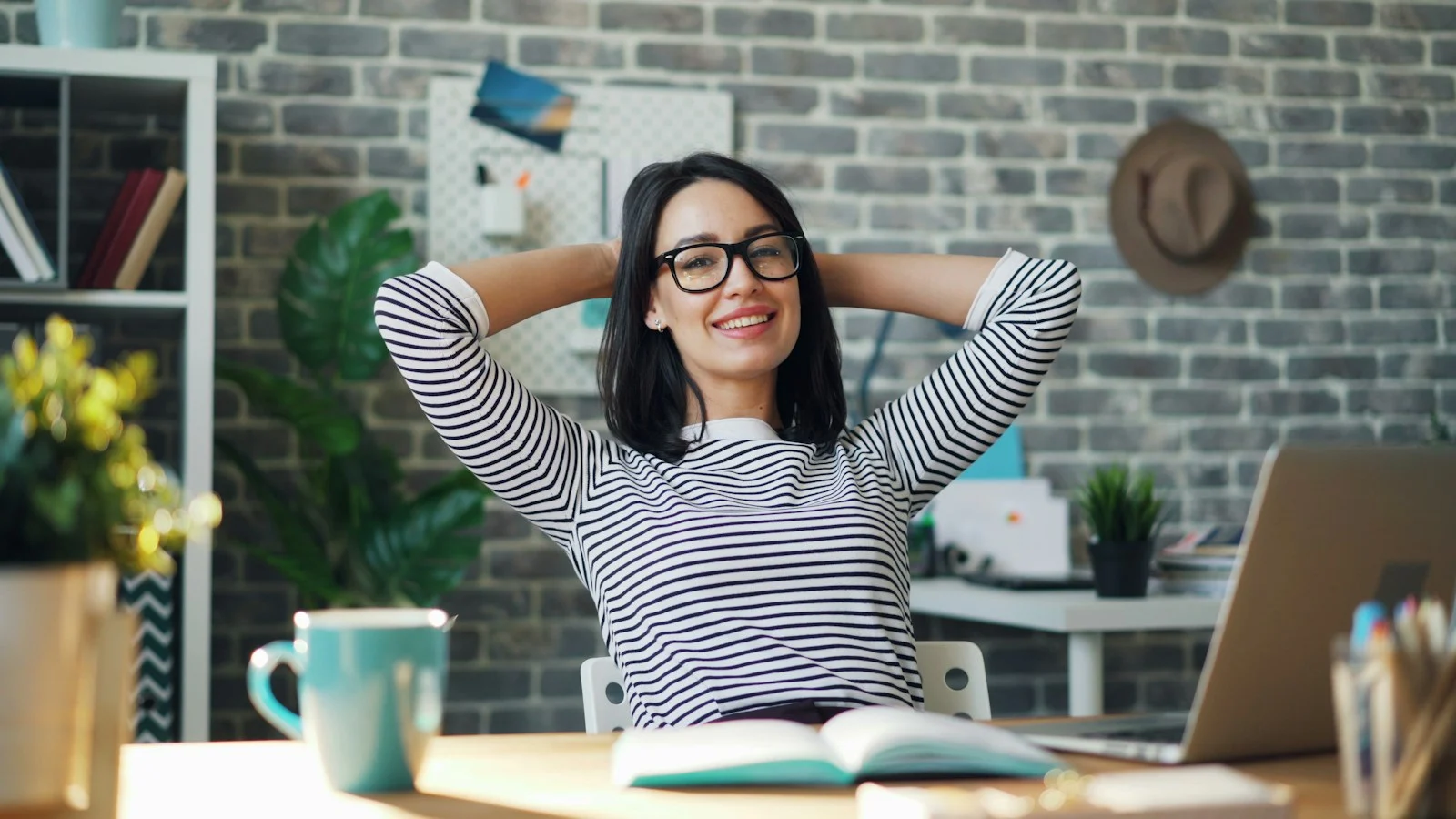 Mutuelle Individuelle : a woman sitting at a desk with her hands behind her head