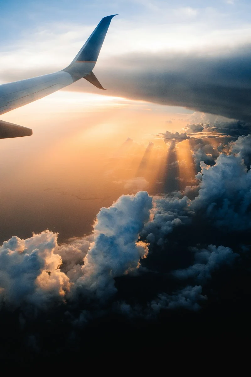 Expatrie : airplane on sky during golden hour