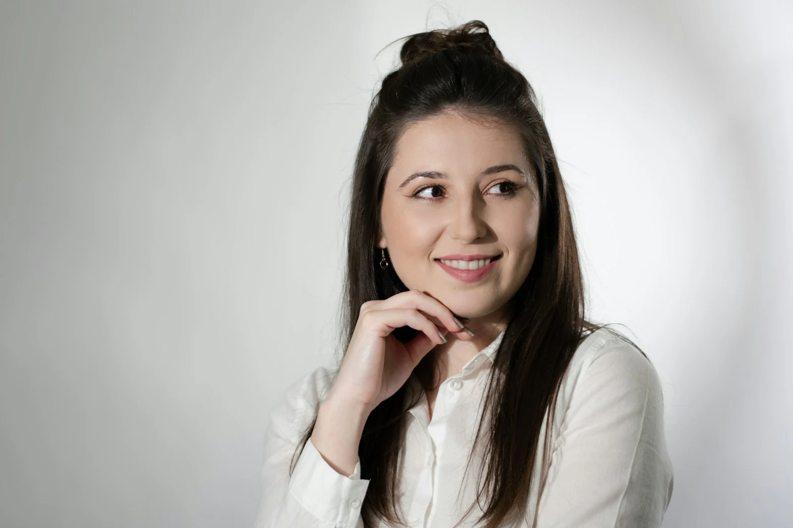 Mutuelle Individuelle : a woman posing for a picture in a white shirt