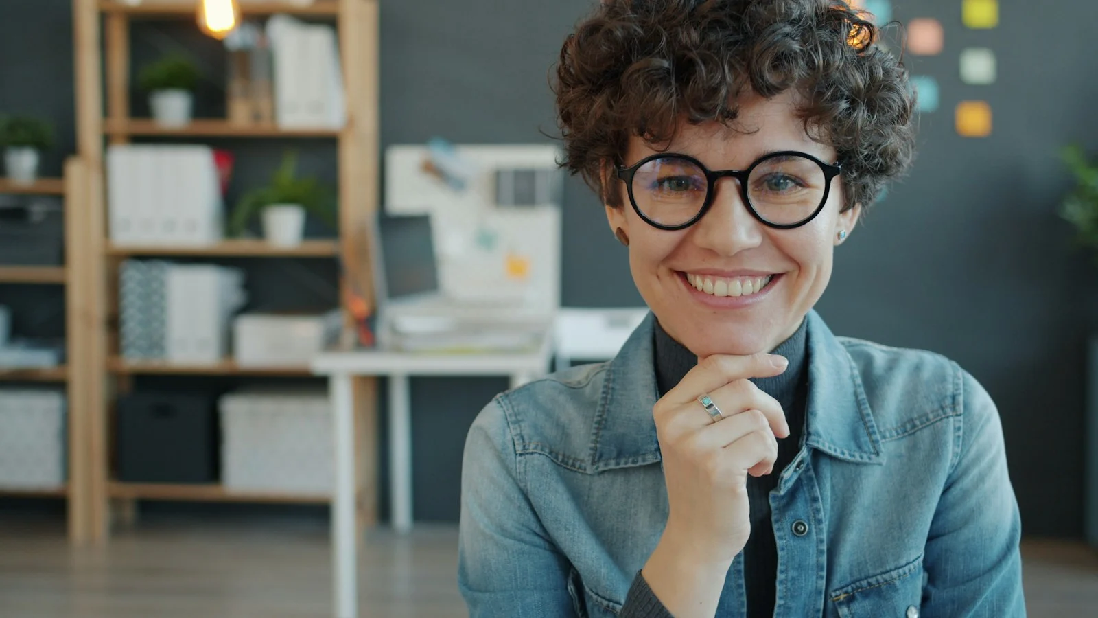 Mutuelle Individuelle : Smiling woman with glasses in an office setting