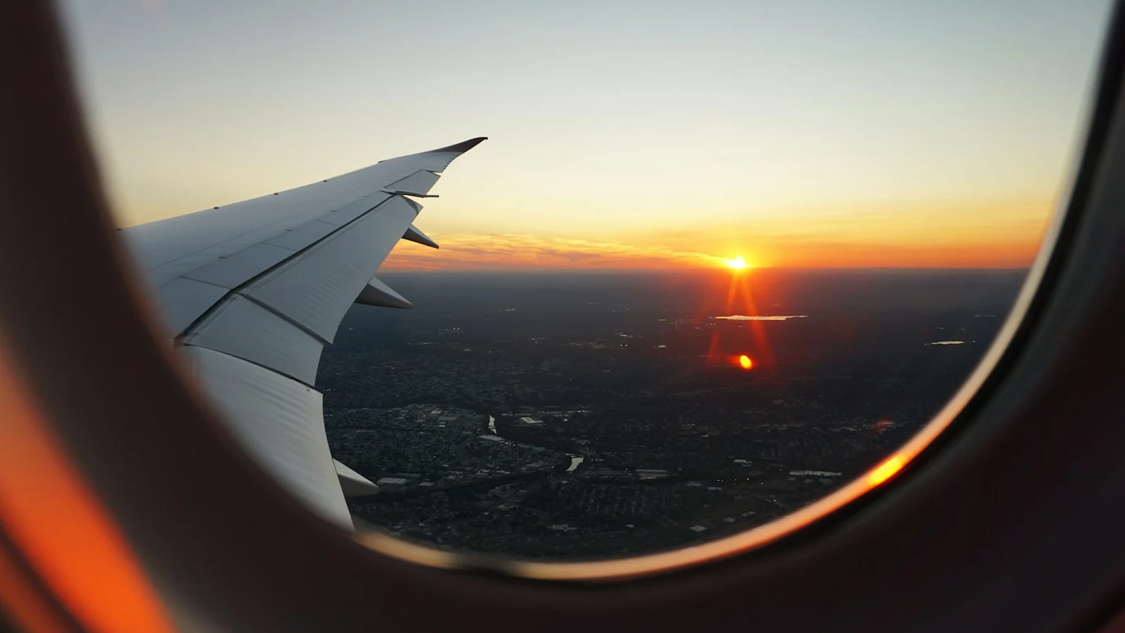 Expatrie : airplanes window view of sky during golden hour