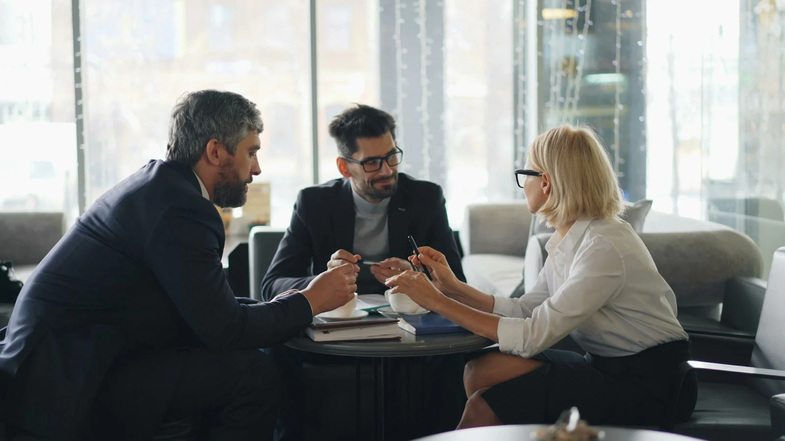 Mutuelle Entreprise Collective : a group of people sitting around a table