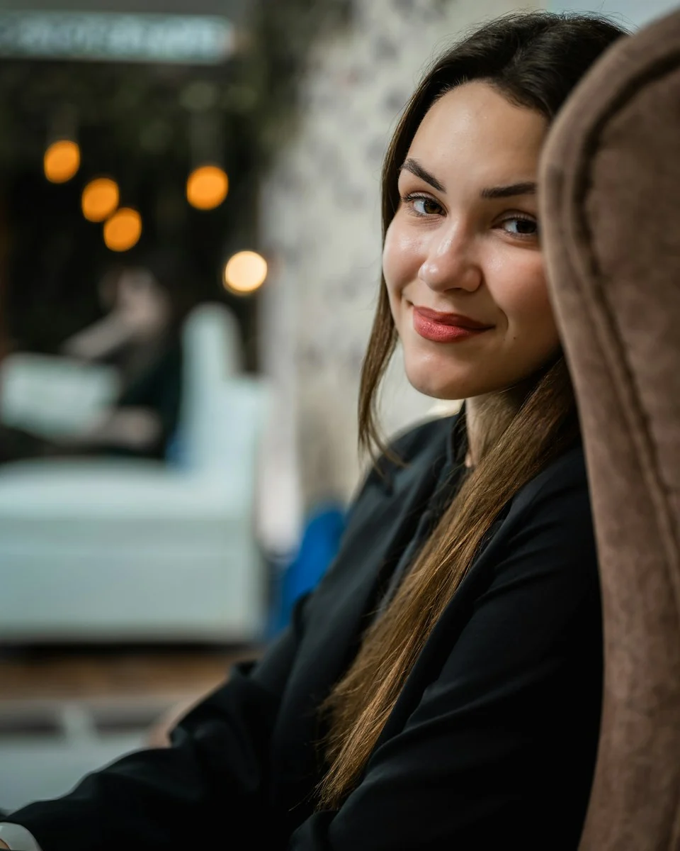 Mutuelle Individuelle : A woman sitting in a chair smiling at the camera