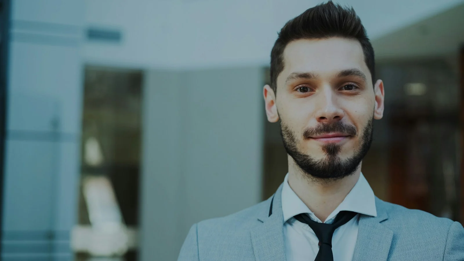 Mutuelle Individuelle : Young businessman in a suit smiling confidently