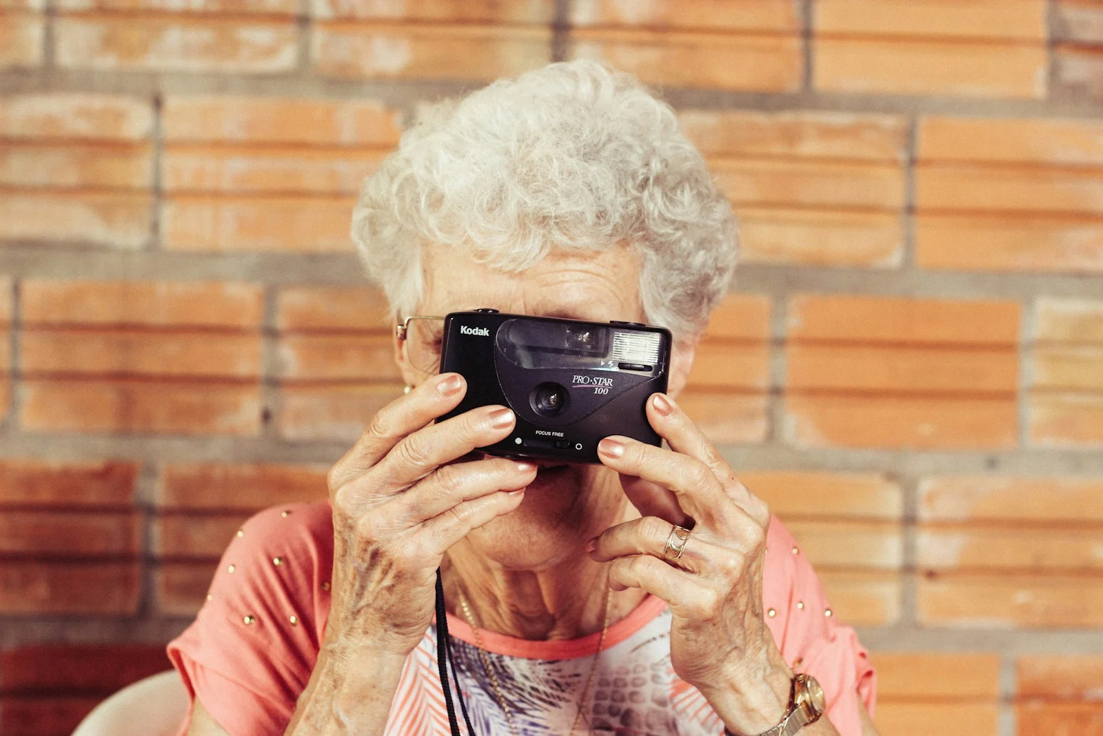 Mutuelle senior : woman holding film camera
