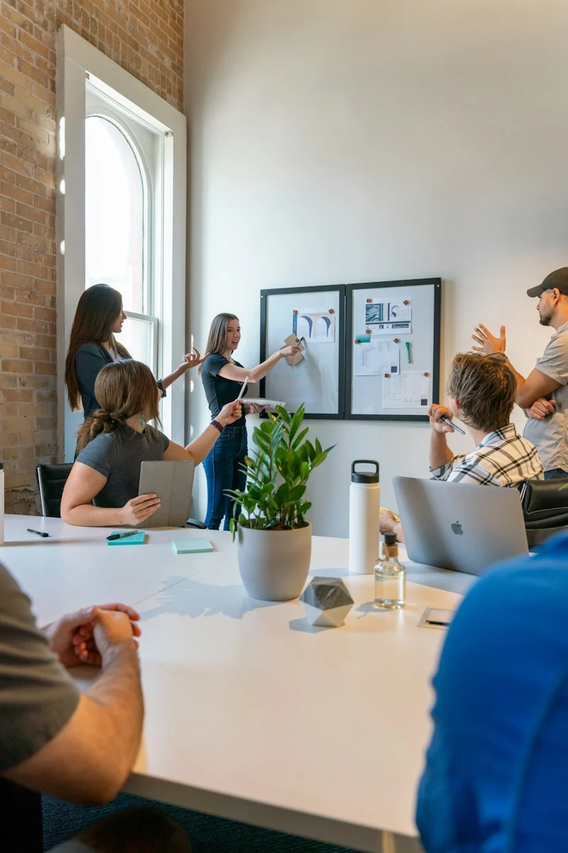 Mutuelle Entreprise Collective : a group of people sitting around a white table