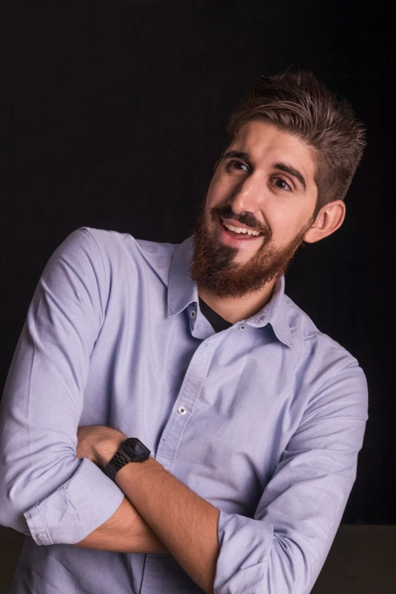 Mutuelle Individuelle : Happy man with arms crossed and a beard