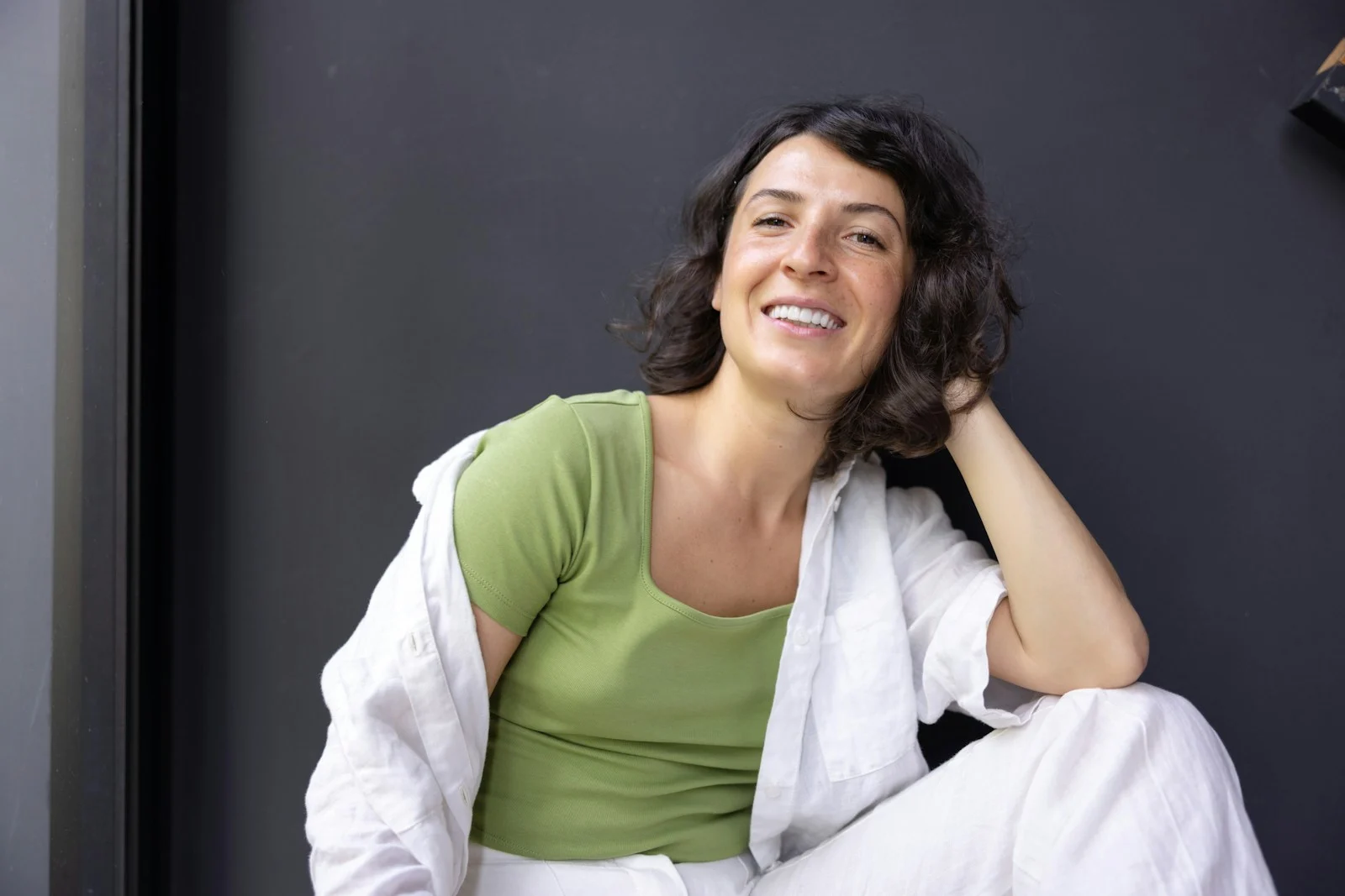 Mutuelle Individuelle : a woman sitting on the floor with her hand on her head